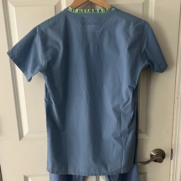 NWT Set of Scrubs light Blue top and bottom sz XS Fashion Seal Healthcare - Picture 6 of 13